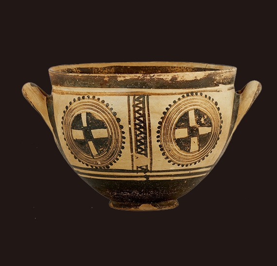 ΤΡΟΧΗΛΑΤΟΣ ΣΚΥΦΟΕΙΔΗΣ ΚΡΑΤΗΡΑΣ ΜΕ ΑΜΑΥΡΟΧΡΩΜΗ ΔΙΑΚΟΣΜΗΣΗ, «ΓΑΒΡΙΑ» ΚΑΡΙΤΣΑΣ ΠΙΕΡΙΑΣ, 900 π.Χ.