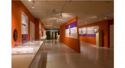 Άποψη περιοδικής έκθεσης "Για μια φλόγα που καίει. Αρχαιότητες και Μνήμη, Θεσσαλονίκη – Μακεδονία [1821-2021]"