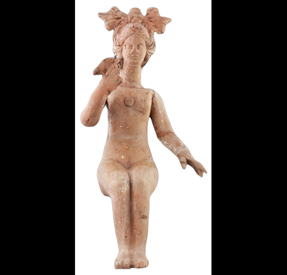 Πήλινο ειδώλιο νεαρής γυμνής καθιστής γυναικείας μορφής (ΜΘ 10871). ©ΥΠΠΟΑ-ΑΜΘ