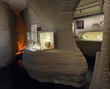 Στη σπηλιά: Ιστορίες από το σκοτάδι στο φως